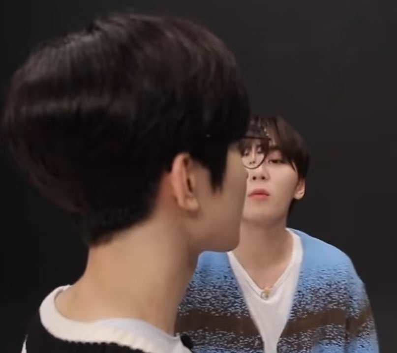 jeonghannisms's tweet photo. THIS GENRE OF PHOTOS 😭 https://t.co/lxgEwsRavL