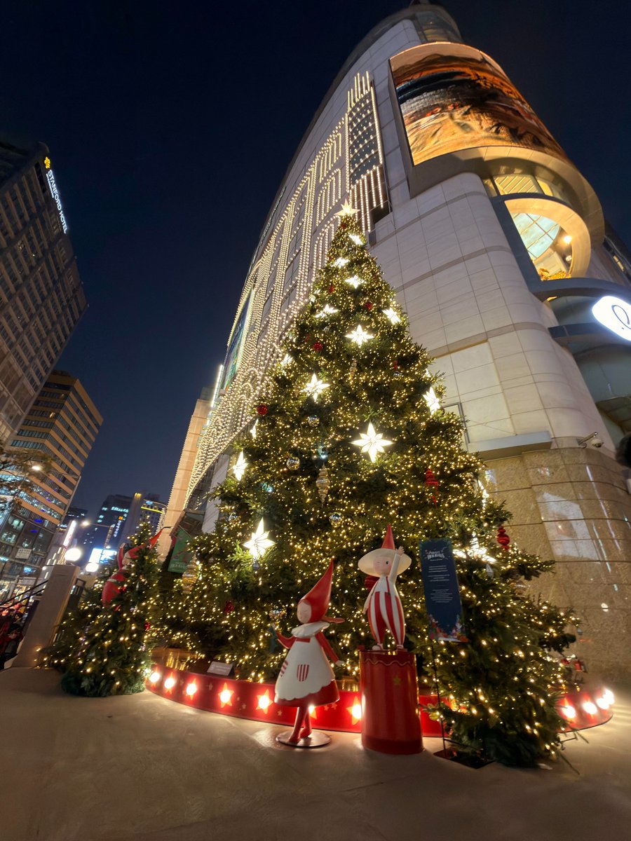 Walking the streets of Seoul, you can feel how amazing Seoul is. The moment the lights come on and the music starts, the city instantly transforms into Christmas mode. 🎅 You don't even need to look for tourist attractions; just strolling through the streets gives you a festive