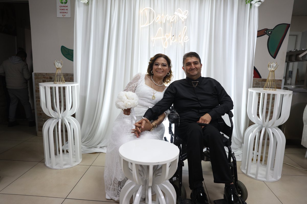 💍 Bedensel engelli çiftin aşkı "imece" usulü düğünle taçlandı ⤵️

"Düğünümüz için herkes bir işin elinden tuttu. Saçımı başkası yaptı, makyajımı başkası. Herkesten Allah razı olsun"

aa.com.tr/tr/ayrimcilikh…