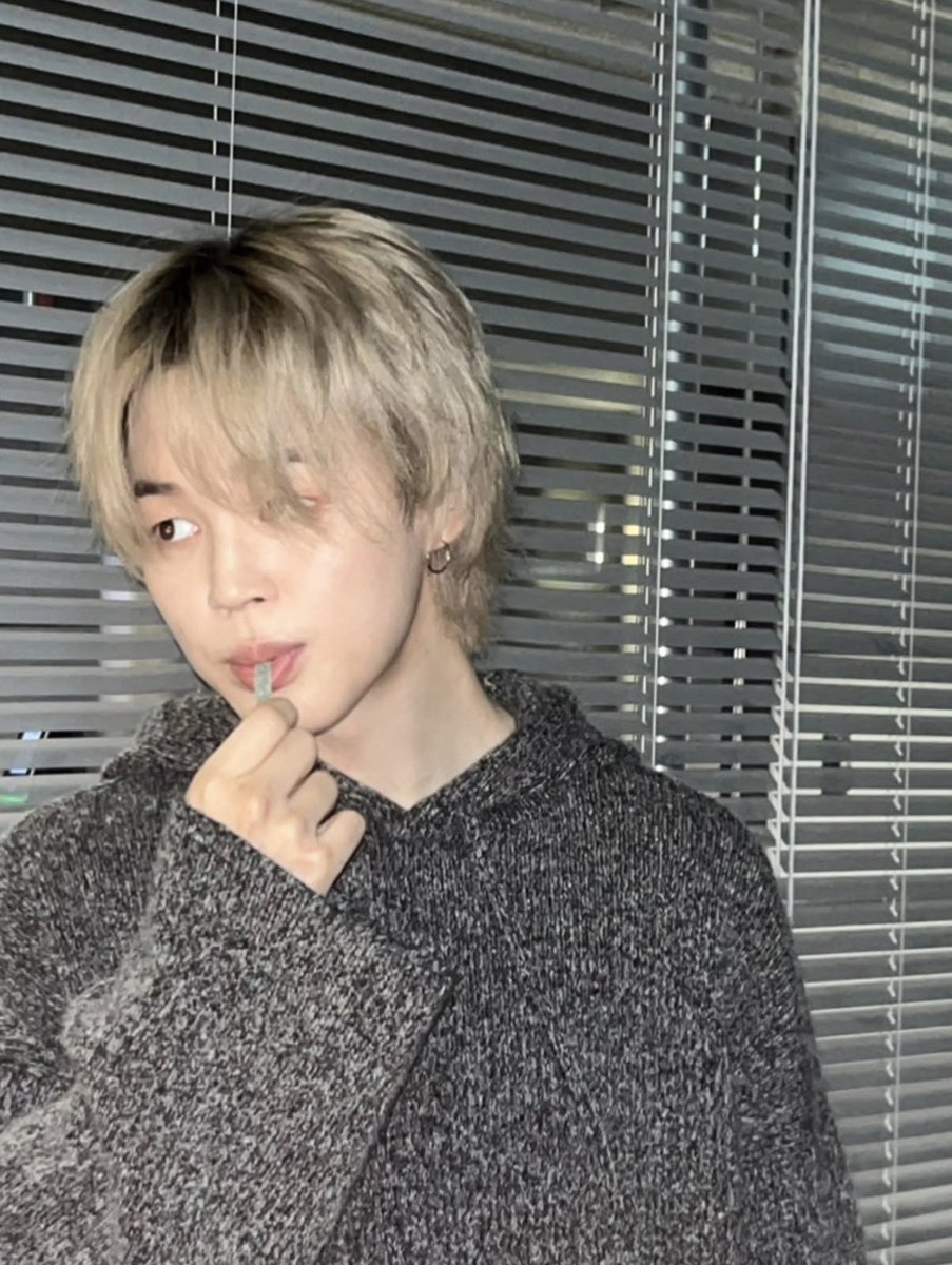 r23mw's tweet photo. 방탄소년단 지민 인스타 감성 ㅈㄴ 잘 배워왔잖아;;;;;;; https://t.co/f125stg4nb