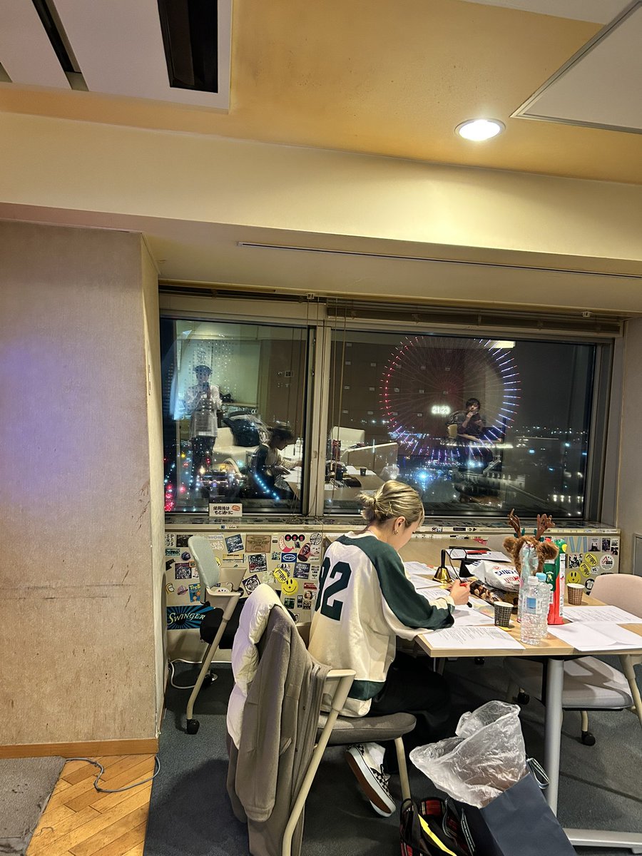 懐かしい

この生放送本番前の緊張感(えみつんが)

緊張しながら
メールをチェック(えみつんが)

もう時間がない的なことを言いながら
ラジオから流れる曲を鼻歌っている
(えみつんが)

私はのんびり見守っています♡

あと30分😘

#ふらみち　
#FMヨコハマ