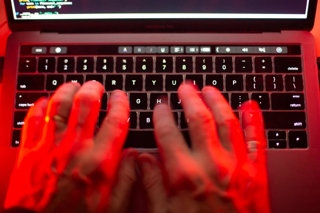 A Vancouver Island grocery store has agreed to pay $750,000 to settle a voyeurism class-action lawsuit brought by women who were secretly filmed in the bathroom by a former employee who uploaded the images to a Russian porn site. buff.ly/NpLJuUF