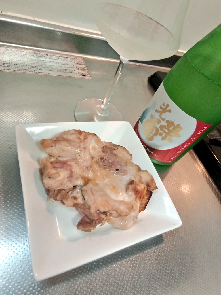 今宵の一献。光栄菊 メリークレッセント

香りはスッと爽やかなグレフルやイチゴ感。口に含むとフレッシュなガス感から広がる甘旨酸味。余韻はスッと爽やかな苦酸味でキレていきます。

フレッシュかつジューシーに杯を進ませてくれますね✨アテは照り焼きチキンと頂きます🥰