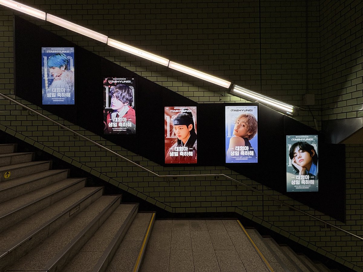 KIMTAEHYUNGBAR_'s tweet photo. Love &amp; Miracles | 2025 Kim Taehyung Birthday Supports 
Part.2 - Subway Line 2 DID Lightbox Screens

All 128 DID lightboxes on Seoul Line 2 are now live, each carrying sincere wishes from C-KTHS🙇🏻‍♂️💜 https://t.co/ojAJq1V4gm