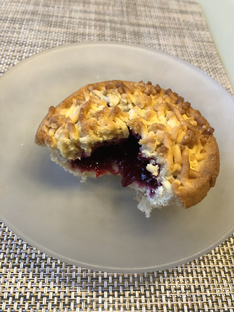 Опять не смогла пройти мимо корзиночек ВкусВилл, замираю от всего, что с вишней