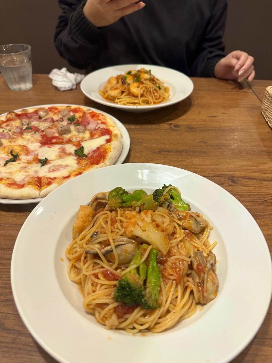 レイトショー前の腹ごしらえ
カプリチョーザ行ったらお友達が2人
もいてマジで笑った🤣

で、楓みたんですけど おっお？？？？
ってなる事多かったけど良きでした👍

ちょい不完全燃焼やけど笑