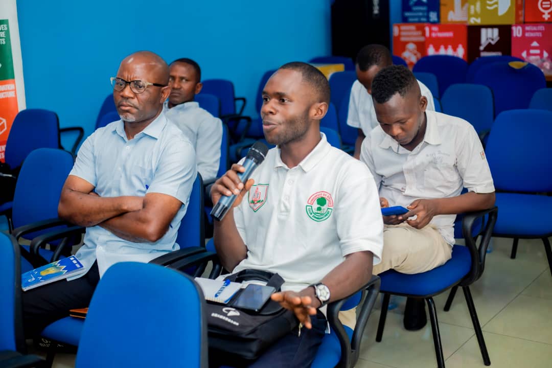 EnvironmentUb's tweet image. Jeunesse&amp;amp;action climatique à l’UB.

@EnvironmentUb a participé à la formatio-débat sur l’environnement et le chngmnt climatique le 20–21/12, organisés par #EDUC_MEDIAS_Burundi avec l’appui de #SYMUF &amp;amp; #IDEA.

Former, débattre, agir !
#JeunesseEngagée #Environnement #UB #Burundi