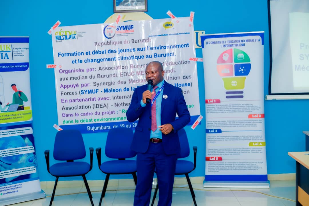 EnvironmentUb's tweet image. Jeunesse&amp;amp;action climatique à l’UB.

@EnvironmentUb a participé à la formatio-débat sur l’environnement et le chngmnt climatique le 20–21/12, organisés par #EDUC_MEDIAS_Burundi avec l’appui de #SYMUF &amp;amp; #IDEA.

Former, débattre, agir !
#JeunesseEngagée #Environnement #UB #Burundi