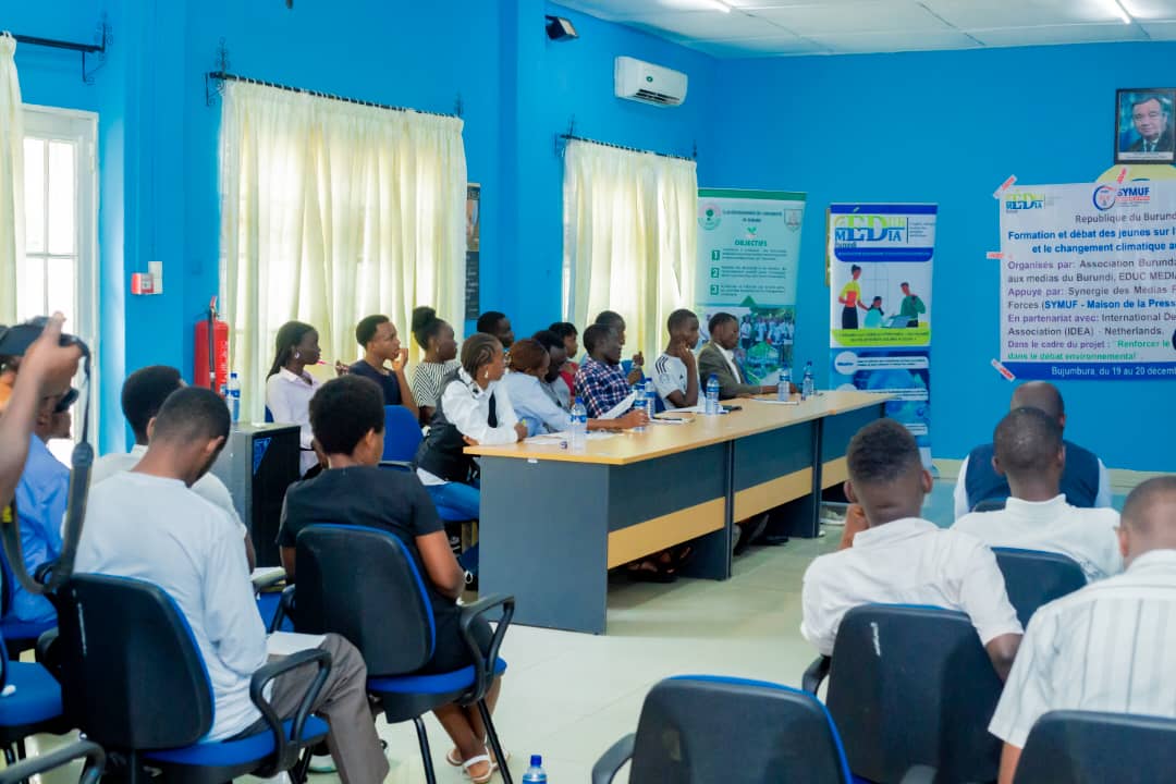 EnvironmentUb's tweet image. Jeunesse&amp;amp;action climatique à l’UB.

@EnvironmentUb a participé à la formatio-débat sur l’environnement et le chngmnt climatique le 20–21/12, organisés par #EDUC_MEDIAS_Burundi avec l’appui de #SYMUF &amp;amp; #IDEA.

Former, débattre, agir !
#JeunesseEngagée #Environnement #UB #Burundi