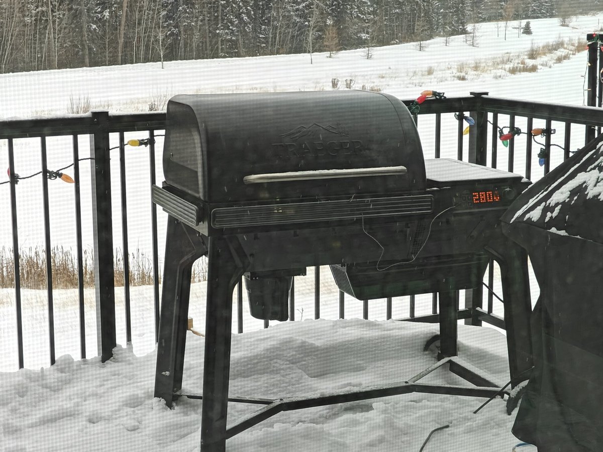 MTashed's tweet image. -30°C. Still smoking meat.
I love meat. I constantly want meat in my mouth. I've been craving it. 
Anyone else crave juicy meat?