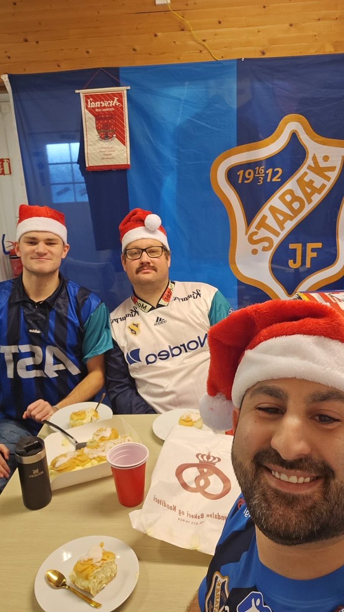 kikkertsvingen's tweet image. Årets julekort fra oss til alle blaa krapyl der ute:

Måtte det kun ligge harde pakker under treet, akevitten være temperert og svoren være sprø. Like sprø som vi som holder med denne berg-og-dal-bane klubben. 

Vi sees i 2006 for nye muligheter og avsporinger. 

God jul 🎄🎅💙