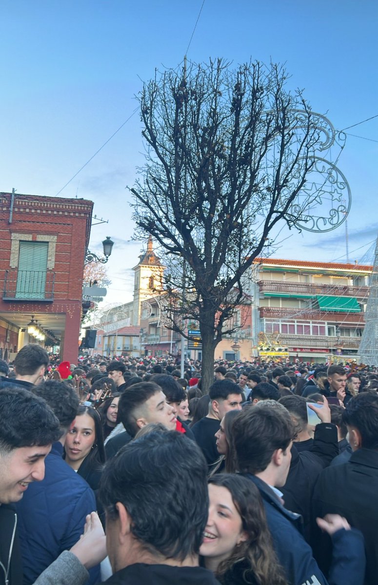 FiestasdeFuenla's tweet photo. Lleno en el centro de Fuenlabrada en la "Tardebuena" . Foto compartida por @yaiza.arroyo99 #Fuenlabrada #fuenla #navidadenfuenlabrada #tardebuena https://t.co/trqczs7hVB