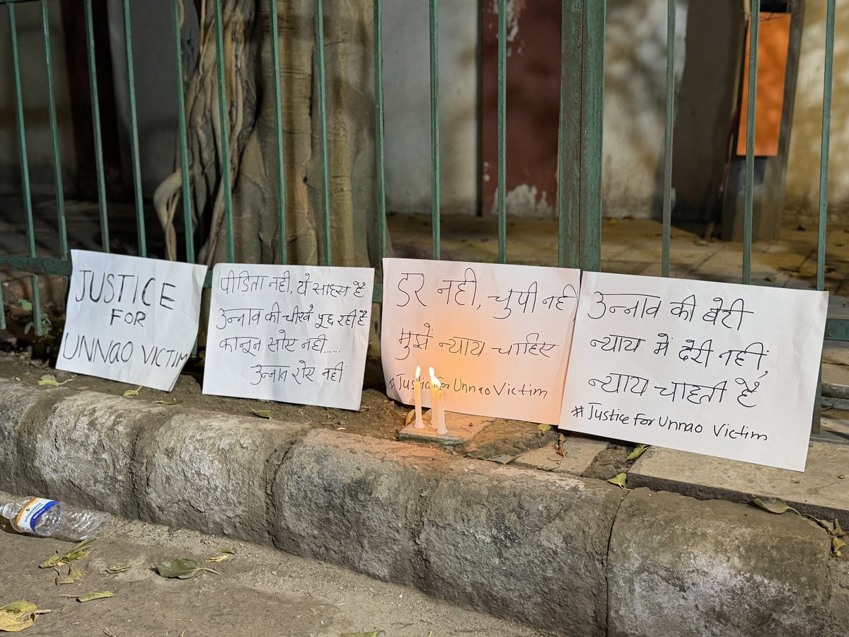 yogitabhayana's tweet photo. मोमबत्तियाँ जल सकती हैं,आवाज़ दबाई नहीं जा सकती !

उन्नाव की बेटी आज भी न्याय की राह देख रही है !

जब तक न्याय नहीं, तब तक चुप्पी नहीं !!

#JusticeForUnnaoVictim https://t.co/aQv9AWA1ts