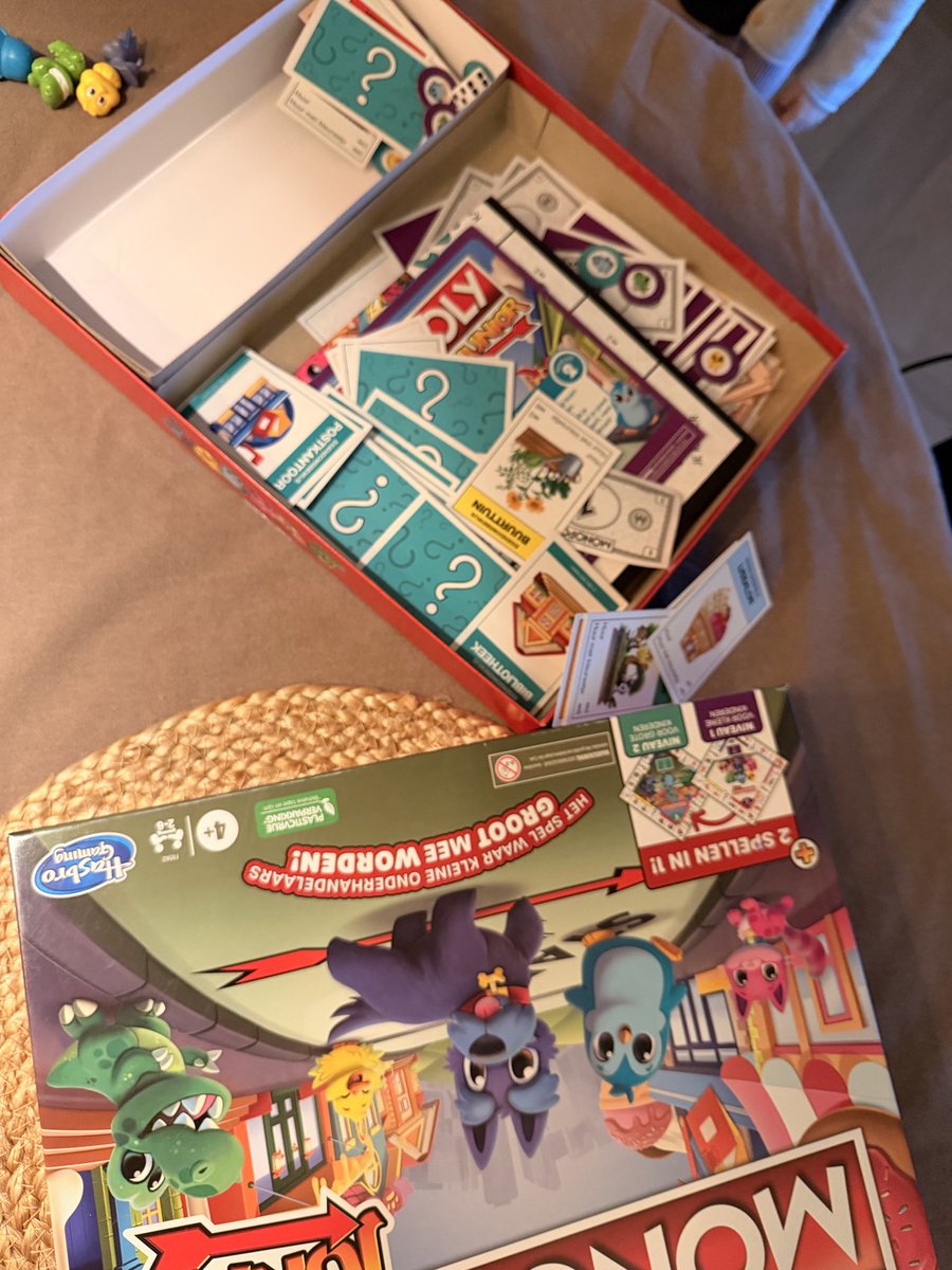 YahsReviews's tweet photo. @Hasbro wat een schande. Nieuwe Monopoly Junior hebben jullie zelfs een paar cent bespaard om een doos zonder inrichting te maken en flinterdun karton zodat die snel slijt. #schande #monopoly #hasbro #cheap #zooitje https://t.co/8rMaD01Sst