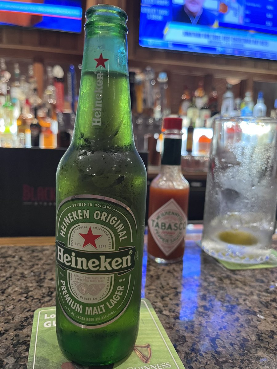 TheHeinekenMan's tweet photo. @garybryanshow Merry Christmas!   not the same tree, but SAME SPIRIT! 🎄🍻🎄🍻🎄 https://t.co/OEZlsoi1T4