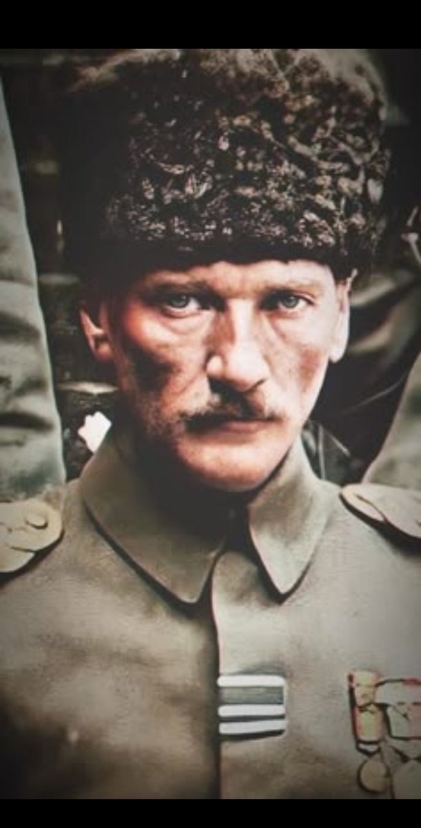 Bu dizeler ne anlatıyor?
Mustafa Kemal Atatürk burada şiir yazmıyor; medeniyet–güç ilişkisini tarif ediyor.
“Medeniyet” söyleminin, güç yoksa bir karşılığı olmadığını söylüyor.
Tarihte hakların değil, dengeyi kurabilenlerin ayakta kaldığını hatırlatıyor.
“Attila’nın oğlusun”