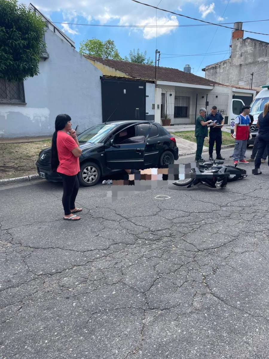 mauroszeta's tweet photo. 🚨 UN POLICÍA SE DEFENDIÓ DE UN ATAQUE DE UNA PAREJA DE MOTOCHORROS Y LOS MATÓ A BALAZOS
- El efectivo de policía de la Ciudad fue abordado cuando se desplazaba en auto por Barrio Parque Calchaquí, Quilmes.
- Los delincuentes muertos son un hombre y una mujer.
- Interviene UFI 2. https://t.co/Rrd38ZOxsJ