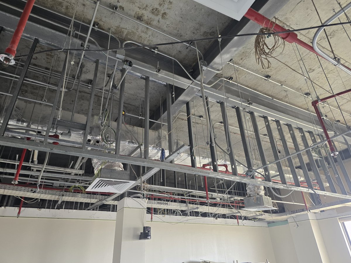 من أعمالنا في شركة رك للمقاولات العامة ✨
تشطيبات مقر شركة في المنطقة الشرقية… شغل نظيف، تفاصيل دقيقة، وتنفيذ يعكس هوية المكان. 

إذا يهمك تشطيب يرفع قيمة مشروعك ويعبّر عنك صح، تابعنا وتواصل معنا 👌