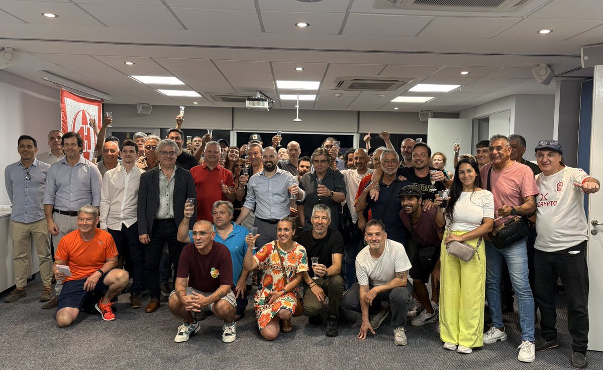 Se termina un año importante para nosotros. Somos cada vez más, y así es más fácil construir. Porque las cosas grandes se construyen en equipo.
Tenemos preguntas, cuestionamientos, y también ideas, capacidad y muchas ganas. 
Vendrá un año desafiante, pero lo esperamos con los