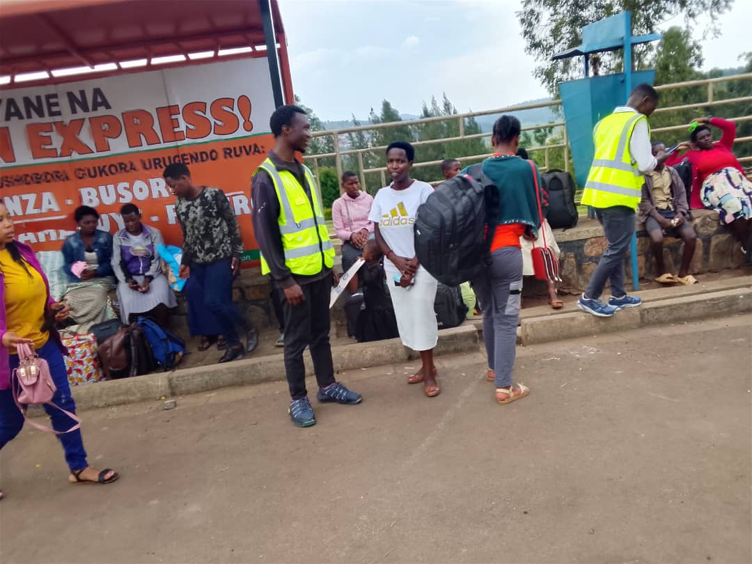Birimo kuba:
Kuko u Rwanda rukwiye ibyiza ni <a href="/MUZETURWUBAKE/">🇷🇼𝗠𝗨𝗭𝗘 𝗧𝗨𝗥𝗪𝗨𝗕𝗔𝗞𝗘🇷🇼</a>
Abakorerabushake ba <a href="/RwandaYouthVol1/">Rwanda Youth Volunteers</a> muri <a href="/HuyeDistrict/">Huye District</a> barigufasha abaturage bari kugana aka karere baje cg bajya mu minsi mikuru kubona imodoka nta muvundo.

#Ntakudohoka #UmuturageKuIsonga
<a href="/RwandaLocalGov/">Ministry of Local Government | Rwanda</a>
<a href="/jnabdallah/">UTUMATWISHIMA</a>