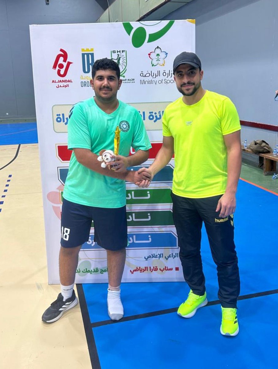 ClubJazeera's tweet photo. نجـم فوق العادة! 🌟🤾‍♂️

نبارك للاعبنا البطل عادل عوجان حصوله على جائزة "أفضل لاعب" في مباراة اليوم أمام نادي الجندل، بعد أداء استثنائي ساهم في حصد نقاط الفوز.

استمر يا بطل، والمستقبل أمامك! 🦁🔥 https://t.co/mgudLOLGVi