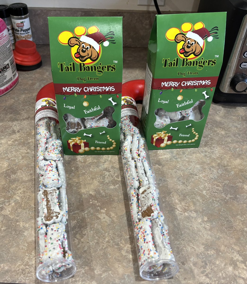 The schnerds #LunaLovegoodJackman and #SiriusBlackJackman must have been good this year because Santa Robert Daisey sent wonderful treats for Christmas! They can’t say THANK YOU enough!!! 🎅🏻🐾🦴🎁🎄