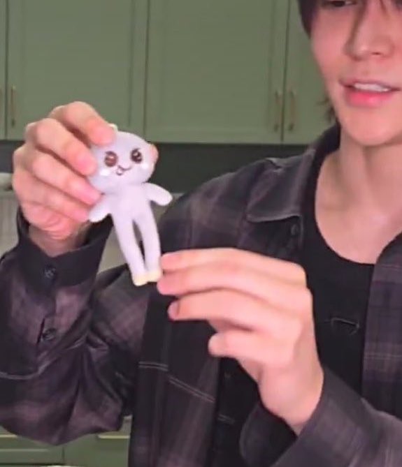 merry christmas &amp; happy new year ka🎄💘⭐️

แจกน้องดลลี่ขายาวให้หินเบ้บชิปเปอร์ในคอมมุ 1 ตุวค่ะ  ( รบกวนไม่นำไปขายต่อนะคะ🥺 )

ขอออกค่าส่งเอง 45 บาทน้า (สุ่มเจอฟลวเราส่งให้ฟรีคับ🕺🕺 ) 

ปล. น้องเปนตัวที่เราเคยเอาออกมาเล่นแล้วครั้งนึงนะคะ🤲🏻