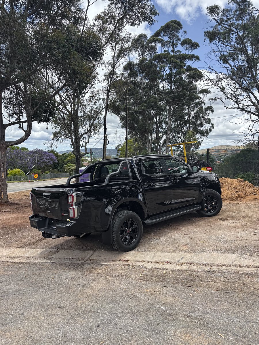 MoyakheSibulele's tweet photo. We recently got some behind-the-wheel time with the limited @isuzusa D-Max X-Rider Black. Limited to just 150 examples priced from R664 100 for this base 4X2 variant with a six-speed manual. Full review coming to YouTube. #keeponchasing🚗🏃🏽‍♂️ https://t.co/ycYKh9Vrjm