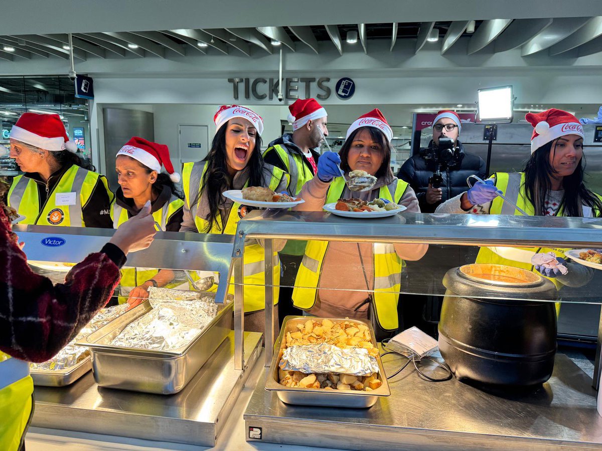 NetworkRailBHM's tweet photo. 🙏🏼 Thanks to everyone who came to our Christmas Eve meal today

🎄 We are so proud and grateful to work alongside @MidlandLangar to provide a safe and warm environment to bring a bit of festive cheer to some of the city’s most vulnerable individuals

❤️ Merry Christmas to you all https://t.co/3RCkqbSSCC