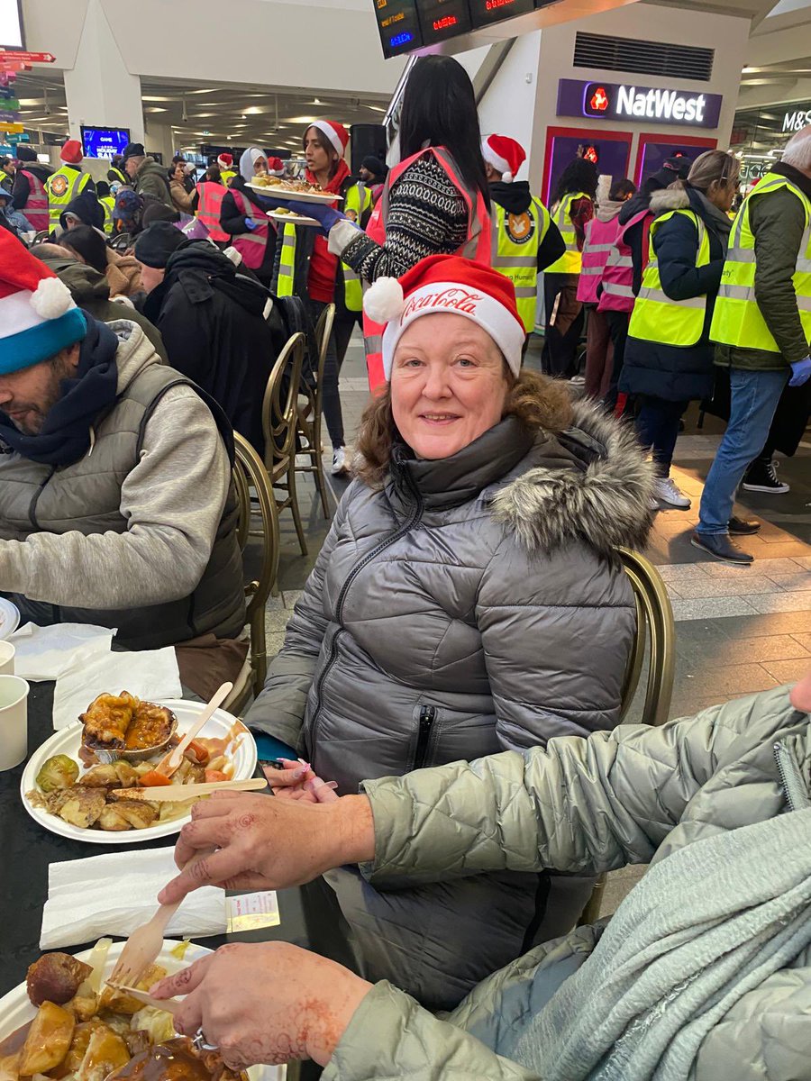 NetworkRailBHM's tweet photo. 🙏🏼 Thanks to everyone who came to our Christmas Eve meal today

🎄 We are so proud and grateful to work alongside @MidlandLangar to provide a safe and warm environment to bring a bit of festive cheer to some of the city’s most vulnerable individuals

❤️ Merry Christmas to you all https://t.co/3RCkqbSSCC