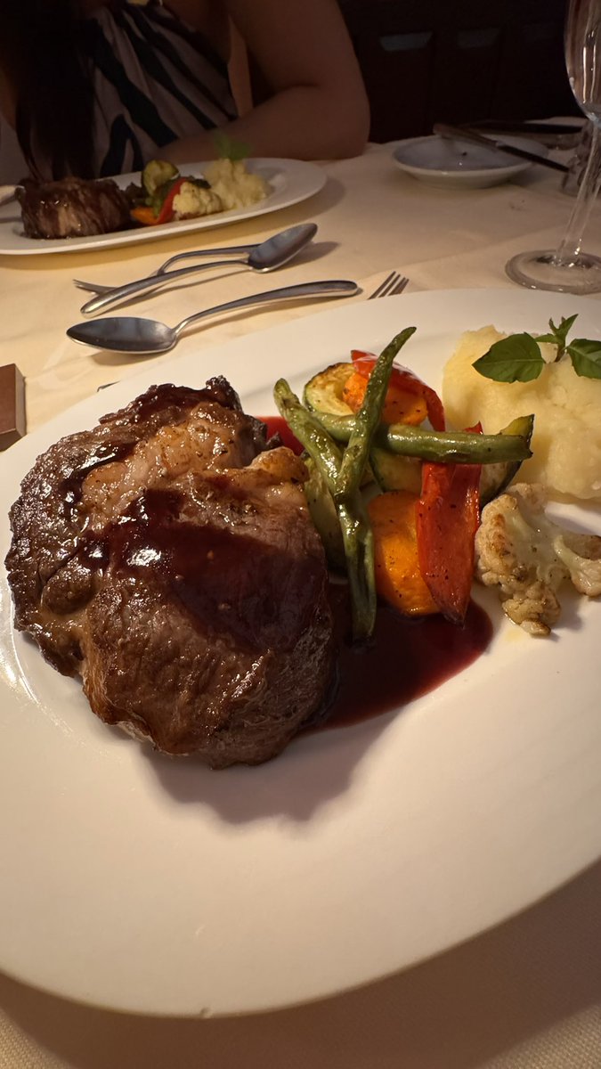 CorrioneroG's tweet image. Estancia Colome. Empanadas de quinoa. Terrina de queso azul, nueces y jamón. Lomo, puré y vegetales. 
Altura máxima Malbec 2019…puro orgasmo.