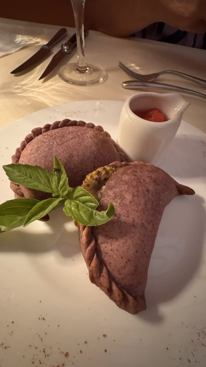 CorrioneroG's tweet image. Estancia Colome. Empanadas de quinoa. Terrina de queso azul, nueces y jamón. Lomo, puré y vegetales. 
Altura máxima Malbec 2019…puro orgasmo.