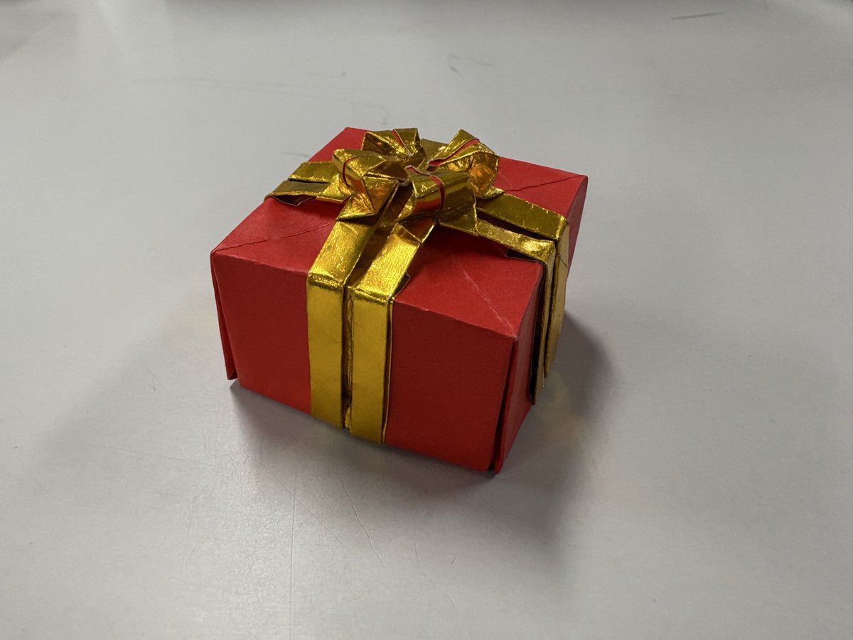 作品名：プレゼントボックス
自身の創作作品です
1枚の紙で折っています

インサイドアウトと立体的な構造でリボンを表現しました
クリスマス用の折り紙を折ろうとしてわりとすぐにできました