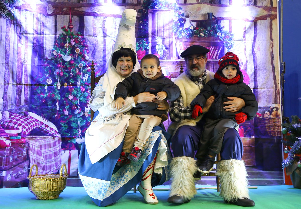 Olentzero y Mari Domingi ya están en Iruña de Oca. Esta tarde han al municipio y tras dar un paseo por el centro de Nanclares acompañados por sus pastores, han llegado hasta el frontón municipal Román Gutiérrez para para escuchar los deseos de todos los niños y niñas.