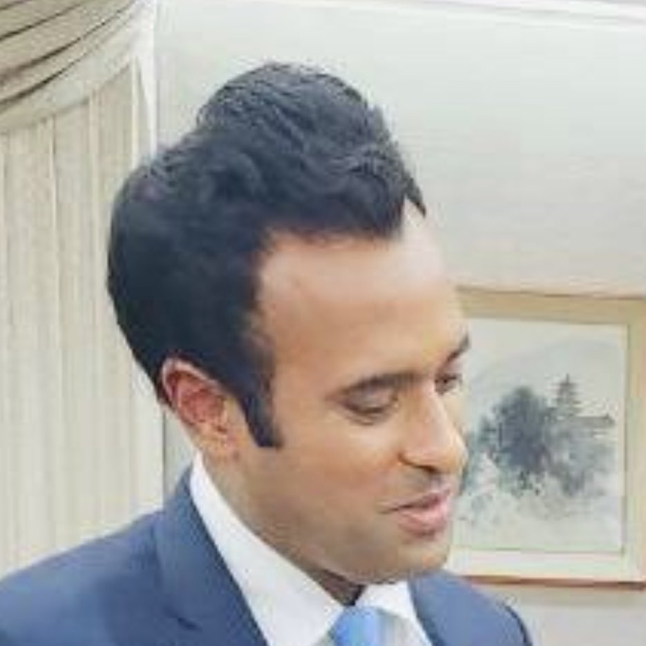 zarathustra5150's tweet image. Like his 5-sizes-too-big clown shoes, Vivek’s cartoonish Beavis &amp;amp; Butthead haircut is also a cheap gimmick to make it seem like he’s taller than he is.

Everything about this guy is a scam.  1/3