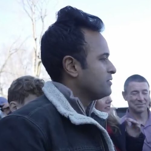 zarathustra5150's tweet image. Like his 5-sizes-too-big clown shoes, Vivek’s cartoonish Beavis &amp;amp; Butthead haircut is also a cheap gimmick to make it seem like he’s taller than he is.

Everything about this guy is a scam.  1/3