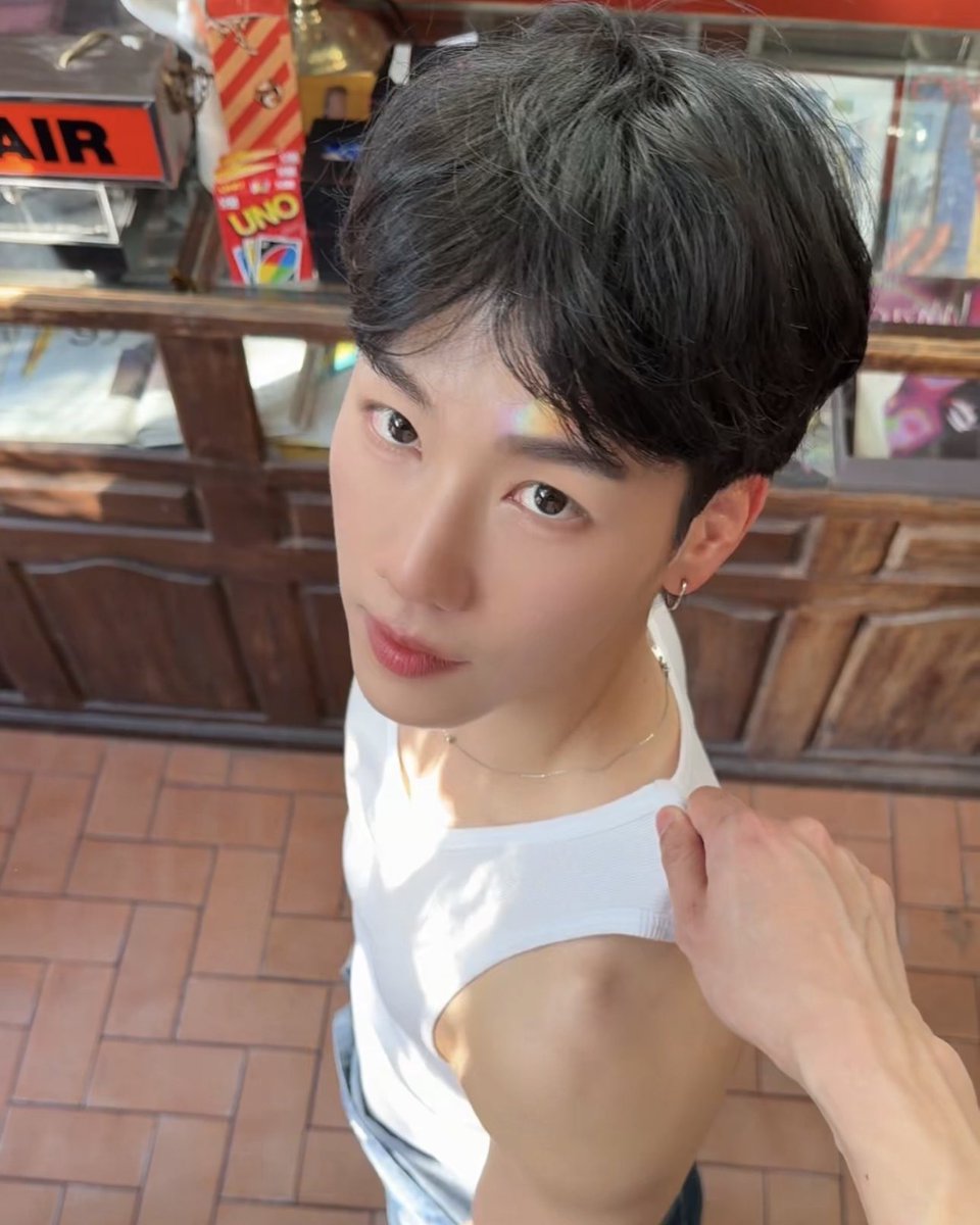 النظره ذي عاديه عندكم كل شوي اشوفها كيف كذا لطيف مالوم يين مايرفض له طلب السبب واضح قدامكم😭