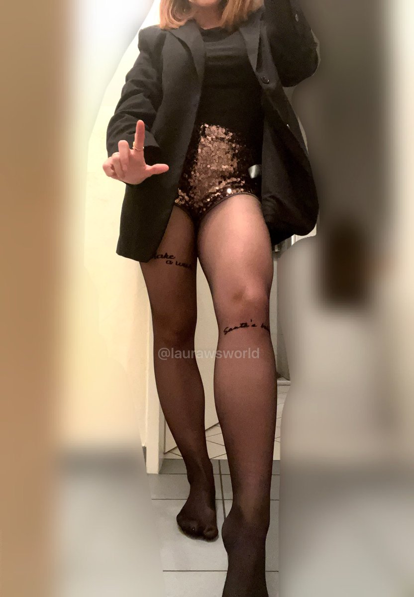 LauraWsWorld's tweet image. Merry Christmas, my little ny lon lovers. As it says, "make a wish" and my wish is that you continue to remain brave, know where your place is and give me plenty of gifts today and these days, as it should be! 🎀
Merry Christmas! 🎄