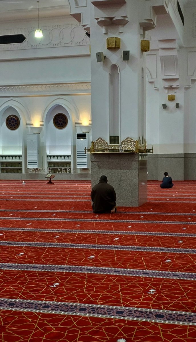 "وَجَّهتُ وَجهِي نَحوَ بَابِكَ رَاجِيًا 
وَالحَالُ لَا يَخفَى وَأنتَ عَلِيمُ"