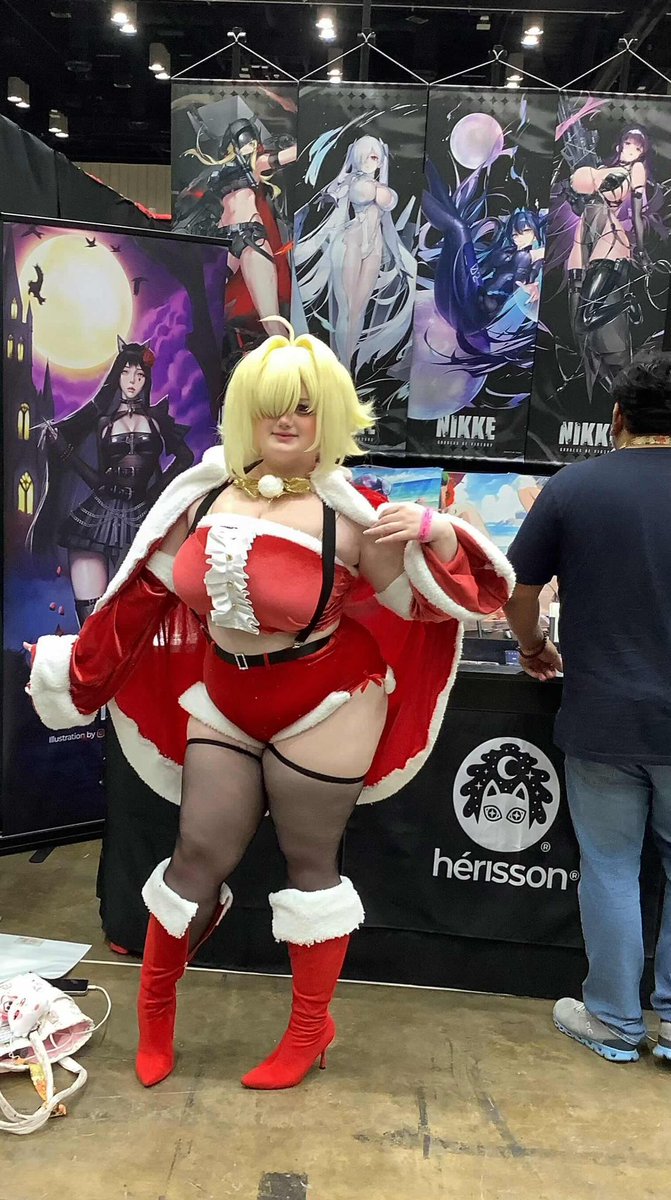 rorosgelato's tweet photo. finally unbanned so here’s christmas elegg!! ⚡️⚡️ 
#nikke #cosplay https://t.co/AeEWz0rlQF