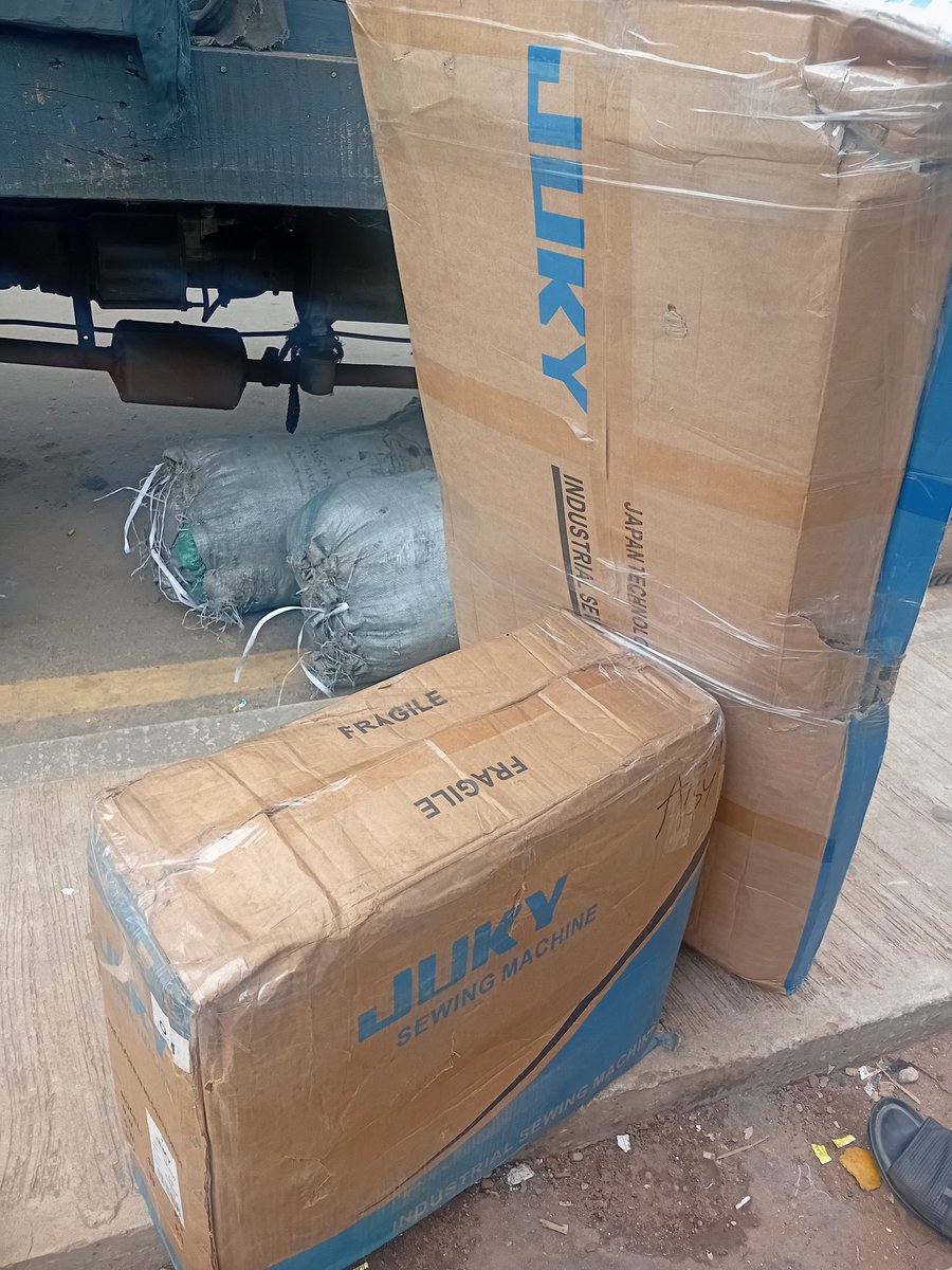 stylebyAmirah's tweet image. Good day, Twitter NG.
Please, i have this brand new direct drive industrial sewing machine to sell.
Price: 400k
Location: Ilorin 
Delivery: Nationwide 

Reason for sale: i need to pay my rent urgently .

Please retweet in the name of God. My buyer might be on your TL, please.