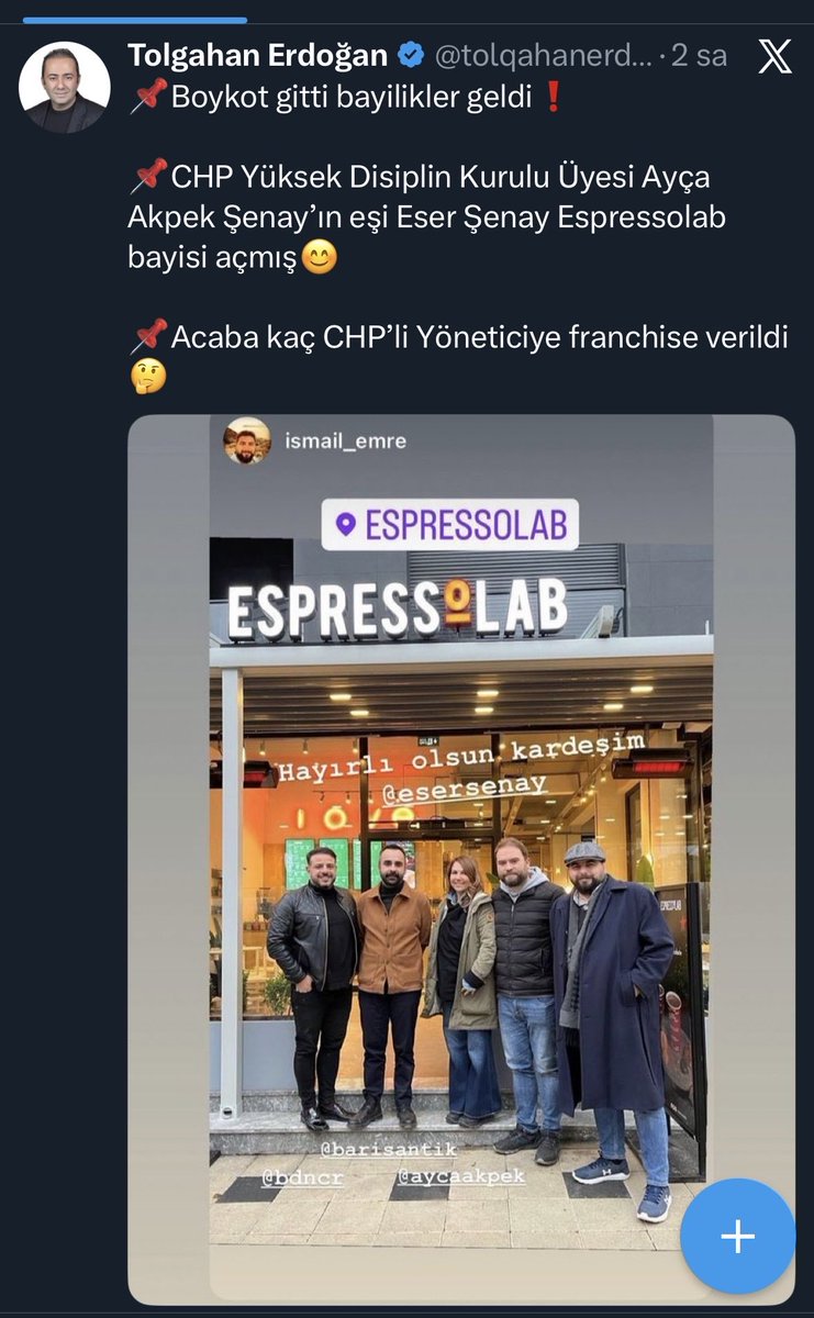 Fotoğrafın çekilmiş olduğu, 23 Ocak 2023’te, Sayın Kemal Kılıçdaroğlu Genel Başkanımız iken açmış olduğumuz kafeyi, Ağustos 2024’te Sayın Özgür Özel Genel Başkanımız iken devrettim. Yani yaklaşık 1,5 sene önce devredilmiş bir yer burası. 3 ay önce de boykota direnemediği için