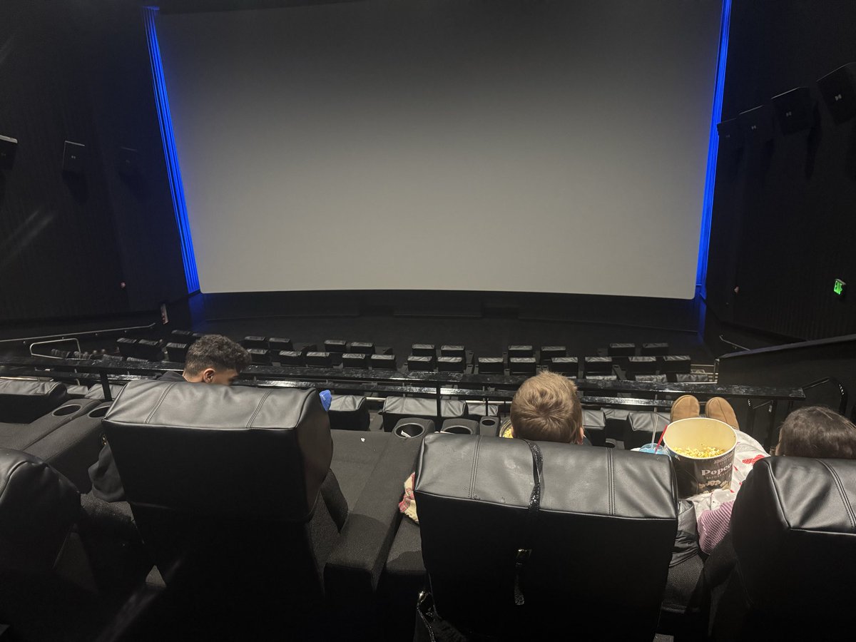 Rented the theater for ZOOTOPIA 2🙌🏾
Merry Christmas 🎄