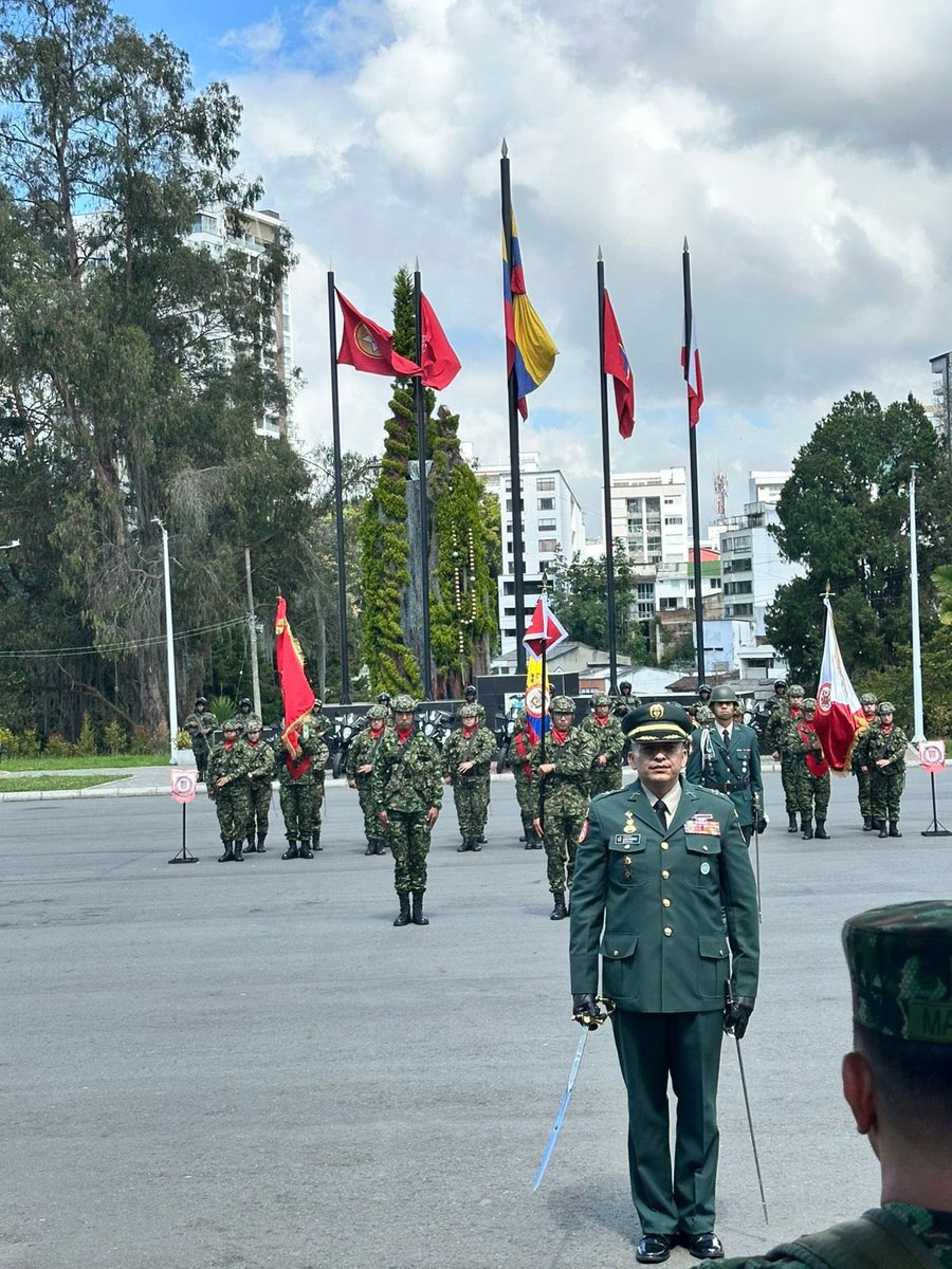 Ejercito_Div5's tweet image. En Manizales, #Caldas, se llevó a cabo la ceremonia de transmisión de mando del Batallón de Infantería N.° 22 Batalla de Ayacucho, acto militar que simboliza la continuidad del liderazgo y el compromiso institucional.

El teniente coronel Jhon Fernando Martínez, hizo entrega del