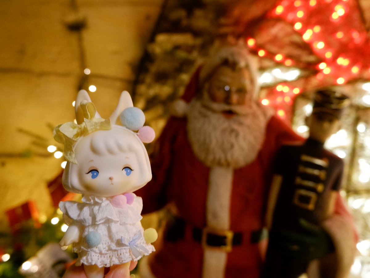 toru_nene's tweet photo. ご無沙汰していますがクリスマスの挨拶に来ました🥳🎄クリスマスおめでとうございます！素敵なクリスマスをお過ごしください✨
わたしはオランダで友人と4回マーケットに出て、楽しく過ごしています🙌来年夏に帰国予定なので、そしたらまたドール服作ったり写真upしたいです😍
ウサギちゃん  #QlYwork https://t.co/GDw5Iw06np