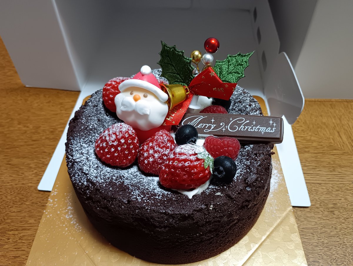 g_ken2003's tweet photo. ケーキも高くなったな。小さなホールで5000円💴。美味しいかな https://t.co/isjmTvf01N