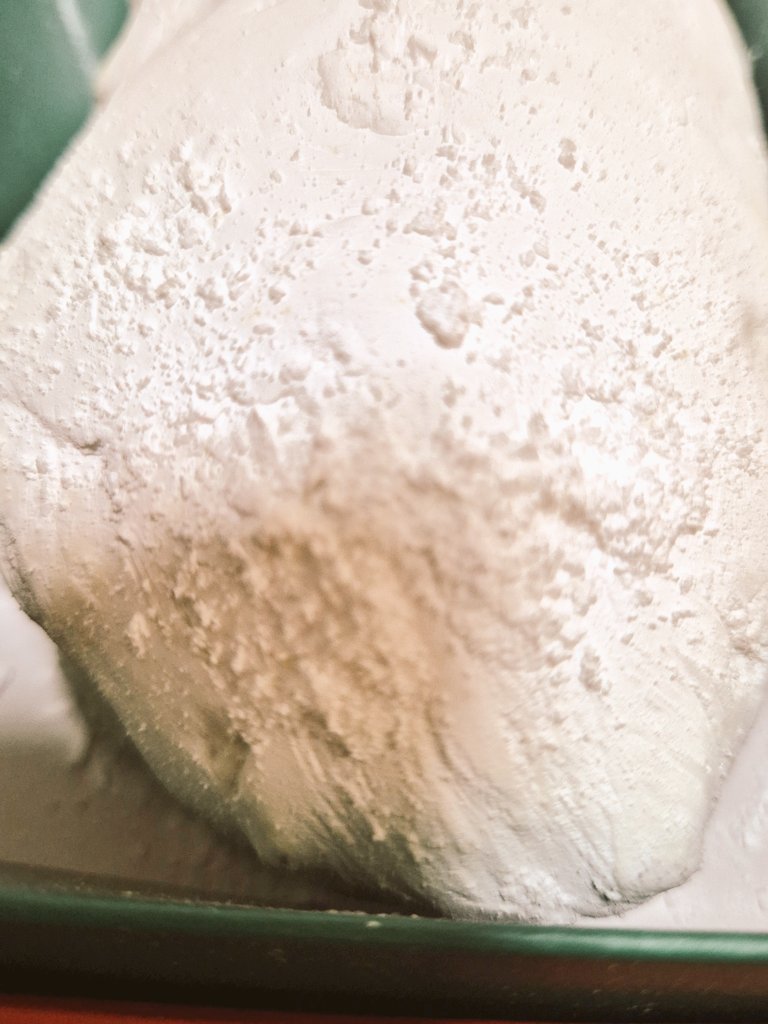 observerK's tweet image. 동생이 가게에 들리자 자랑스럽게 "언니 슈틀렌 선물이야" 하고 판매하는 상품을 줬다. '저 뻑뻑한 크리스마스 독일빵 나 매우 안 좋아하거든... 이왕 줄거면 그 옆 초코케잌이나 고구마케잌이 훨~ 낫겠다' 하고 싶었지만 ... 걍 조용히 들고오며 혼자 투덜투덜 ... 😑🤒 나.퍼석이빵.싫다~ ~ 😅🤣🤣