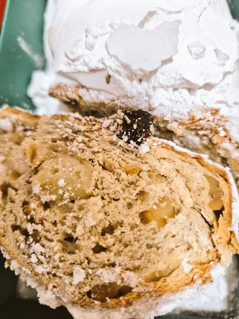 observerK's tweet image. 동생이 가게에 들리자 자랑스럽게 "언니 슈틀렌 선물이야" 하고 판매하는 상품을 줬다. '저 뻑뻑한 크리스마스 독일빵 나 매우 안 좋아하거든... 이왕 줄거면 그 옆 초코케잌이나 고구마케잌이 훨~ 낫겠다' 하고 싶었지만 ... 걍 조용히 들고오며 혼자 투덜투덜 ... 😑🤒 나.퍼석이빵.싫다~ ~ 😅🤣🤣