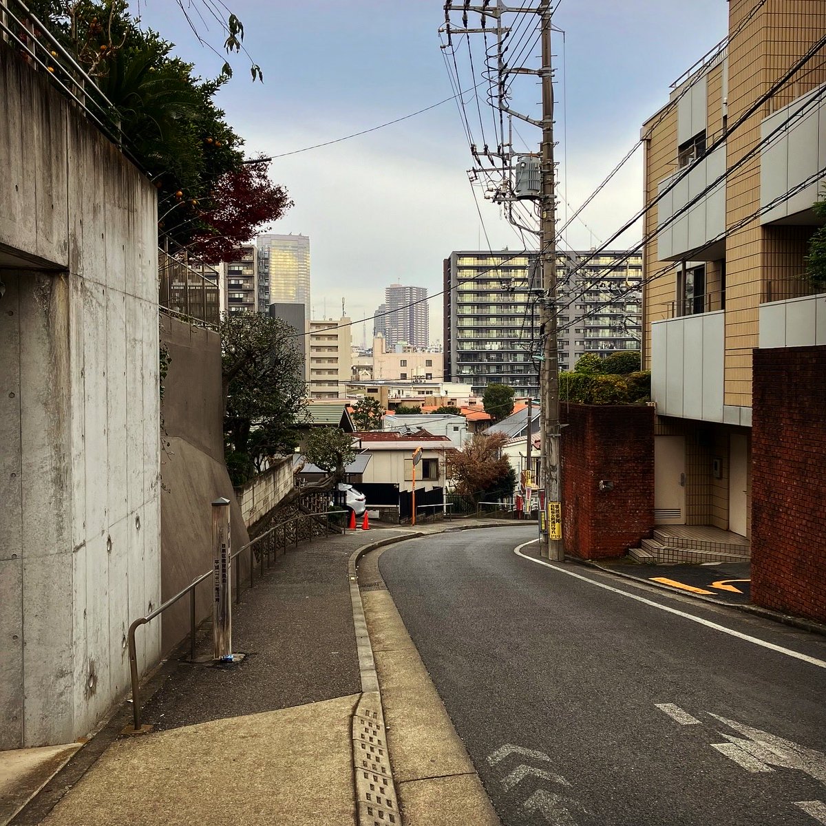 FlyingTOMBI's tweet photo. 心象風景。。。

#inspire
#imagine
#mementomori
#shadowsandlight
#徒然なるままに
坂道の登る…🚶 https://t.co/TBsaTqCCh7