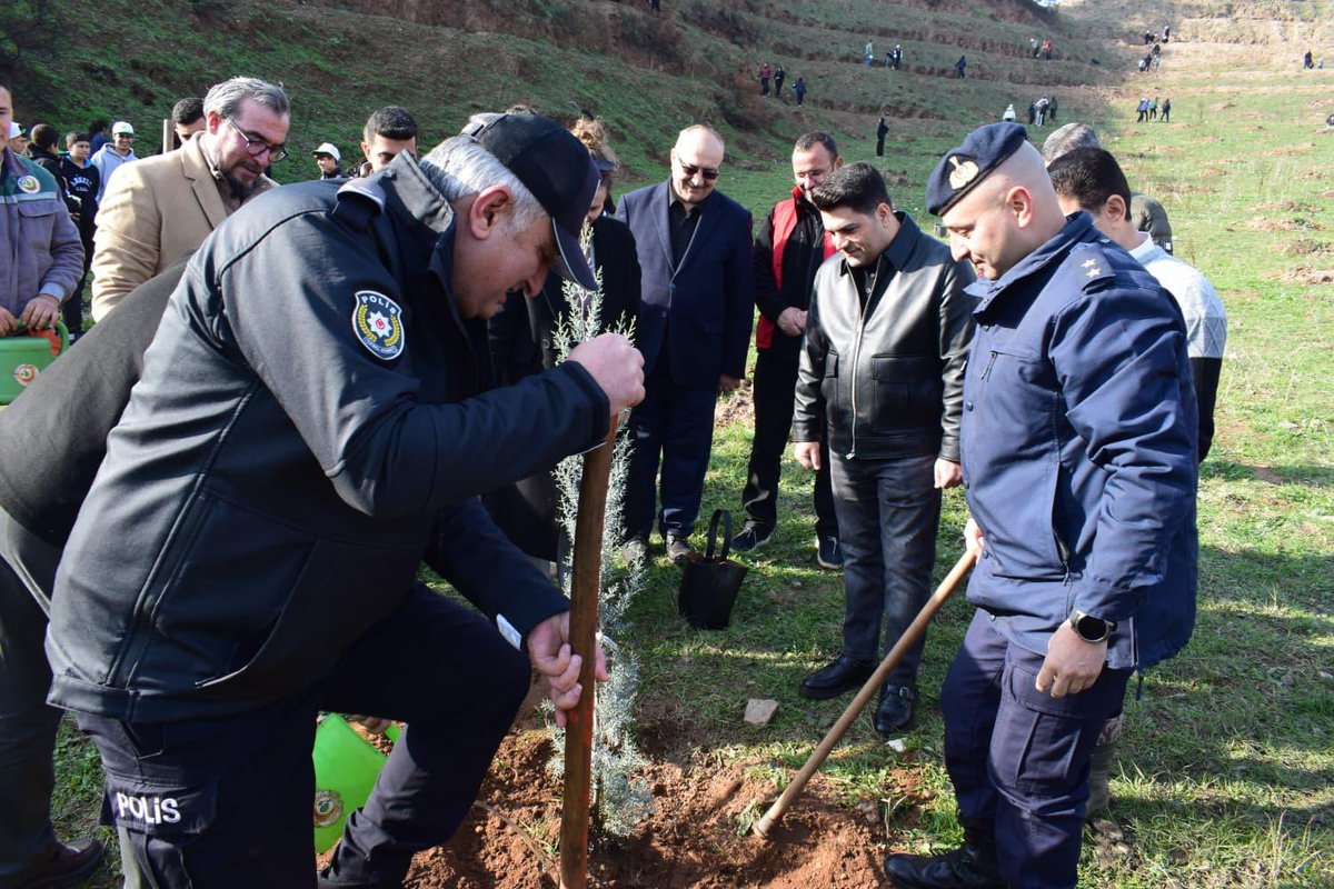 Kaymakamımız Sayın Mehmet Kaan KİNİ, protokol üyeleri, hemşehrilerimiz ve yarınlarımızın güvencesi olan gençlerimizle birlikte, Ahmetli’mizde yangından etkilenen orman alanlarının yeniden ağaçlandırılması amacıyla gerçekleştirilen 650 fidan dikimi programını gerçekleştirdiler🌲🇹🇷